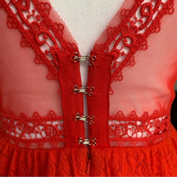 NWOT FREE PEOPLE DRESS WITH SHEER PANEL IN BACK SIZE 2 - Picture 9 of 17